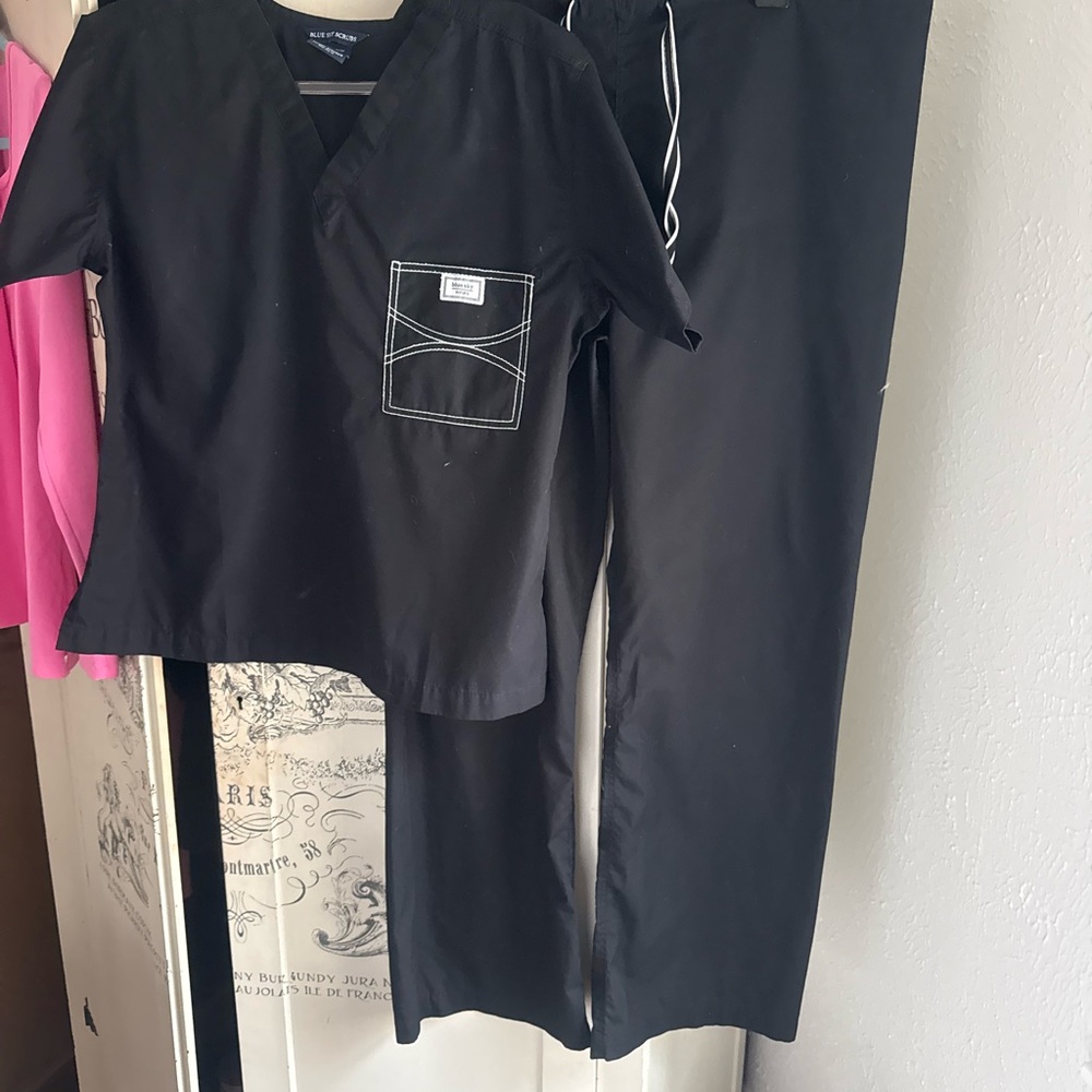 Very Gently Preowned Blue Sky Shelby Black/White Skinny Scrub Set - Picture 13 of 14